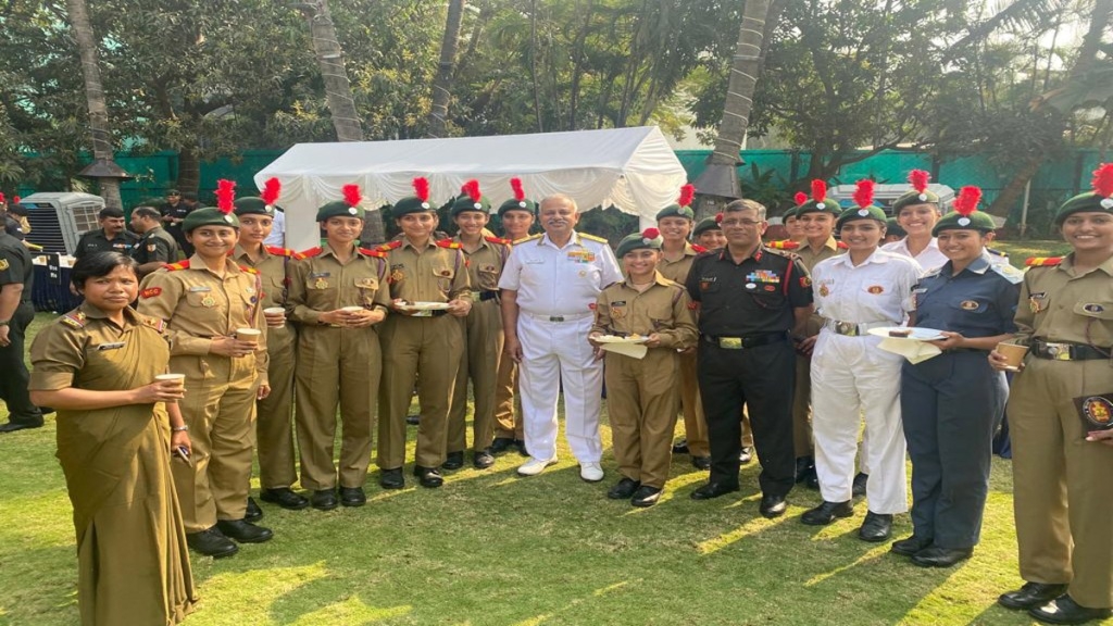 The members of victorious Maharashtra NCC contingent with FOC-in-C Vice Admiral A B Singh and ADG Major General YP Khanduri at Navy House, Mumbai.
