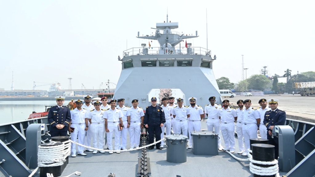The combined crew on board “El Moutassadi” during her visit to Mumbai.